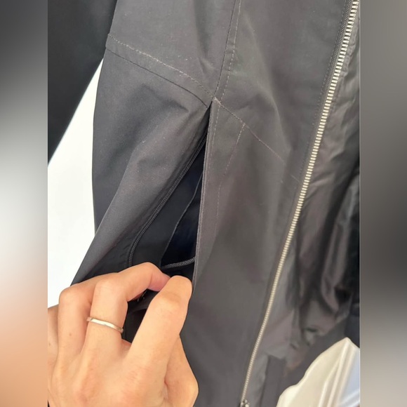 Black marmot women's rain jacket - Picture 4 of 6